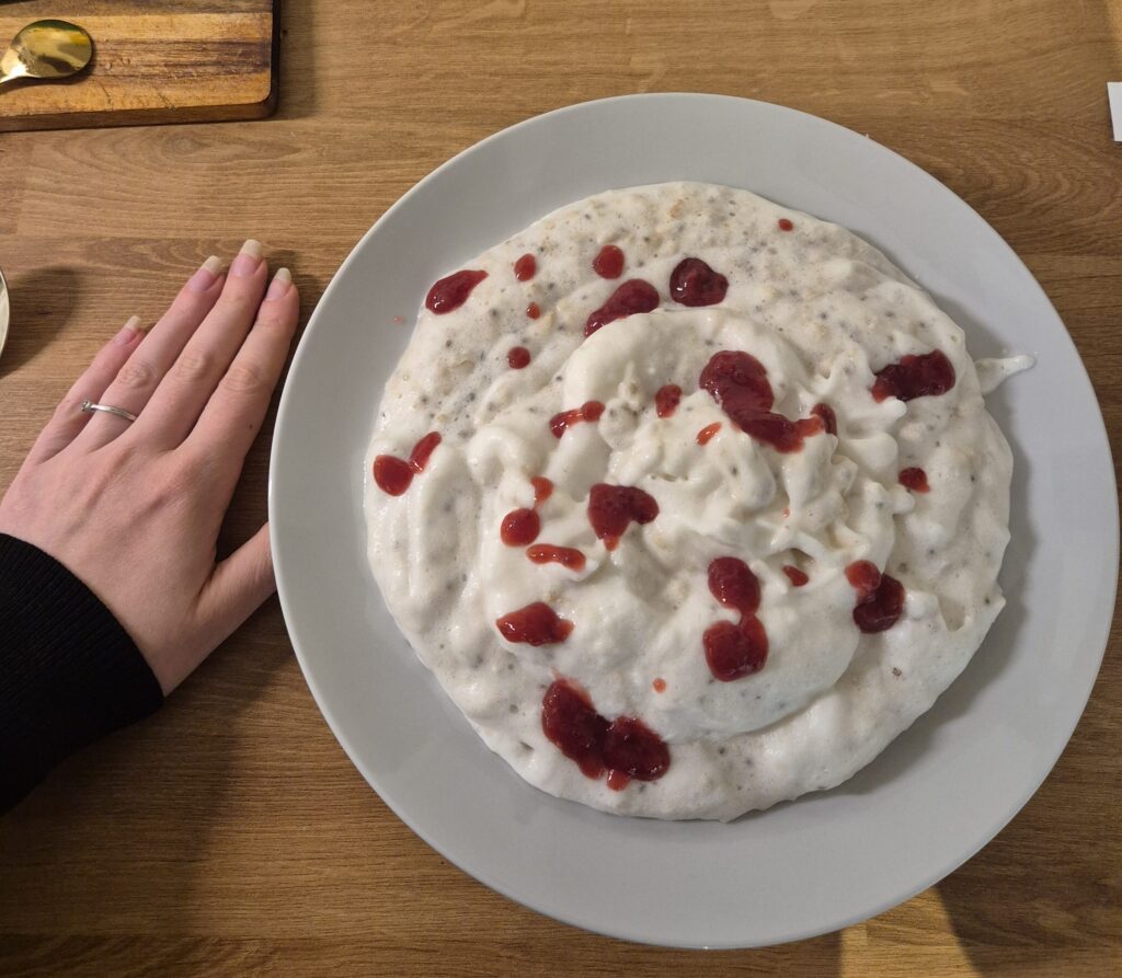 Paljon volyymia sisältävä valkuaispuuro tuo hyvin kylläisyyttä.